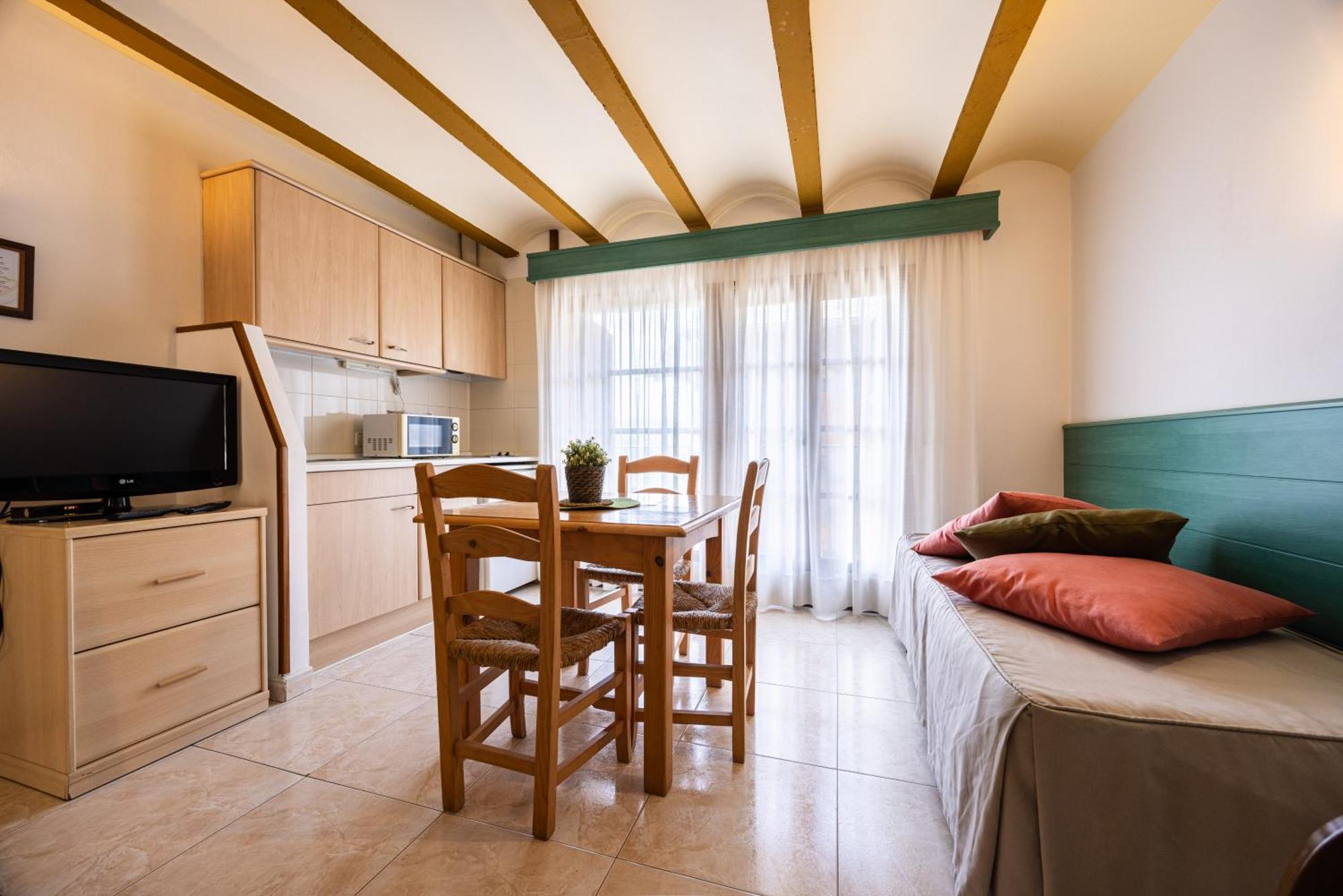 Aparthotel Les Corts ลีเวีย ภายนอก รูปภาพ
